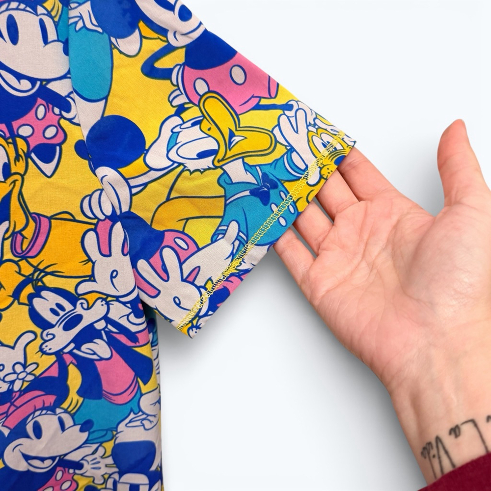 Disney Scrub Top Women’s M Mickey Minnie Pluto V-Neck Pockets Nurse Medical - Picture 8 of 13